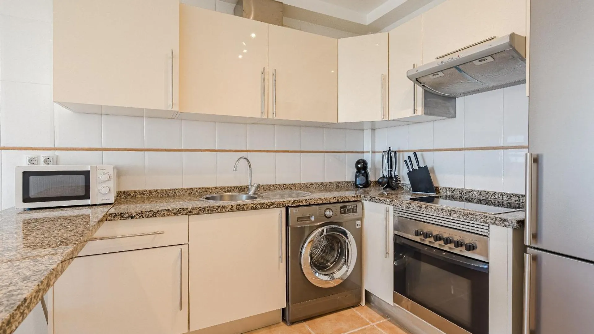 Fresh Cosy Sea View Apartment أرونا