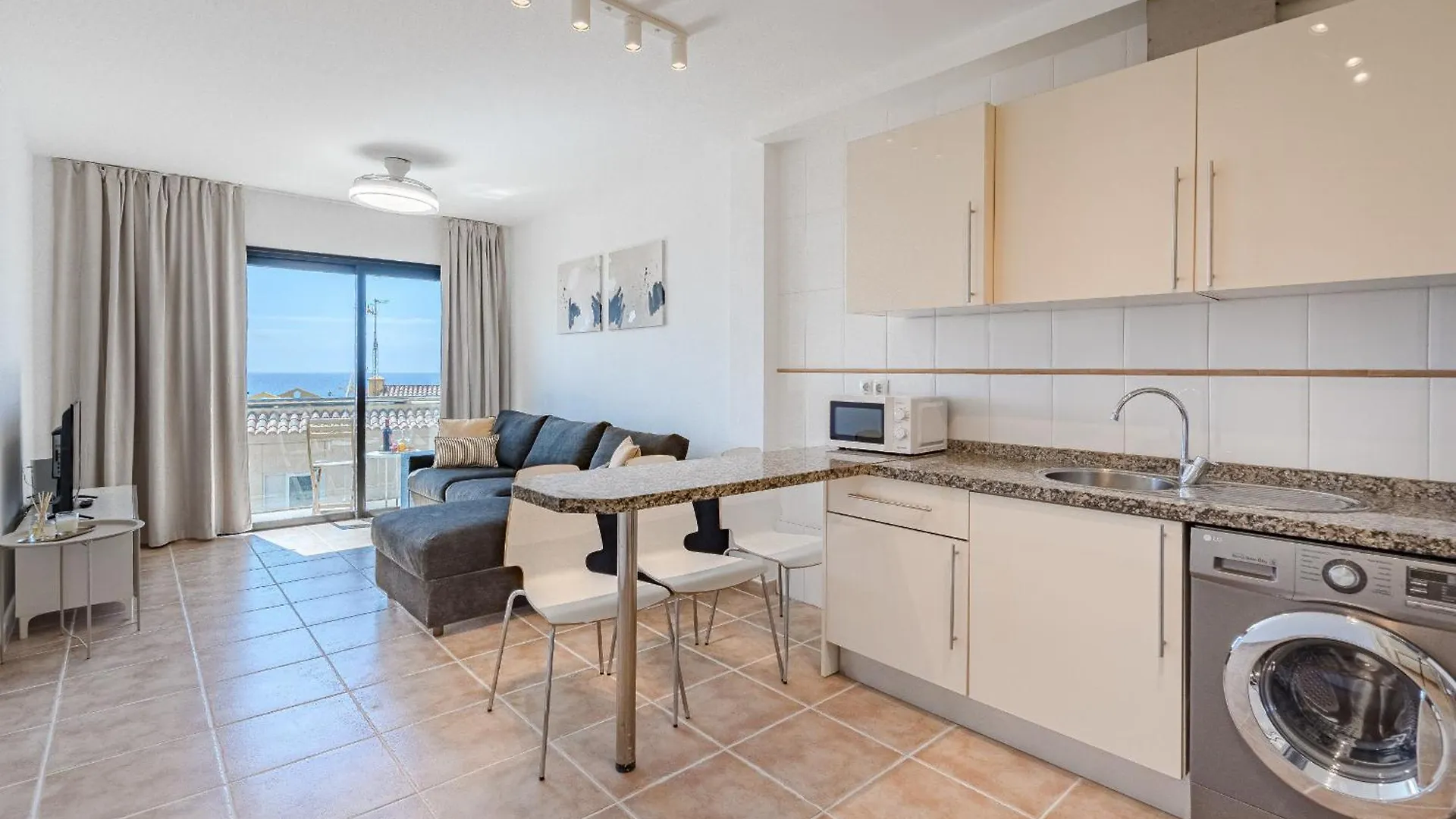 Fresh Cosy Sea View Apartment أرونا