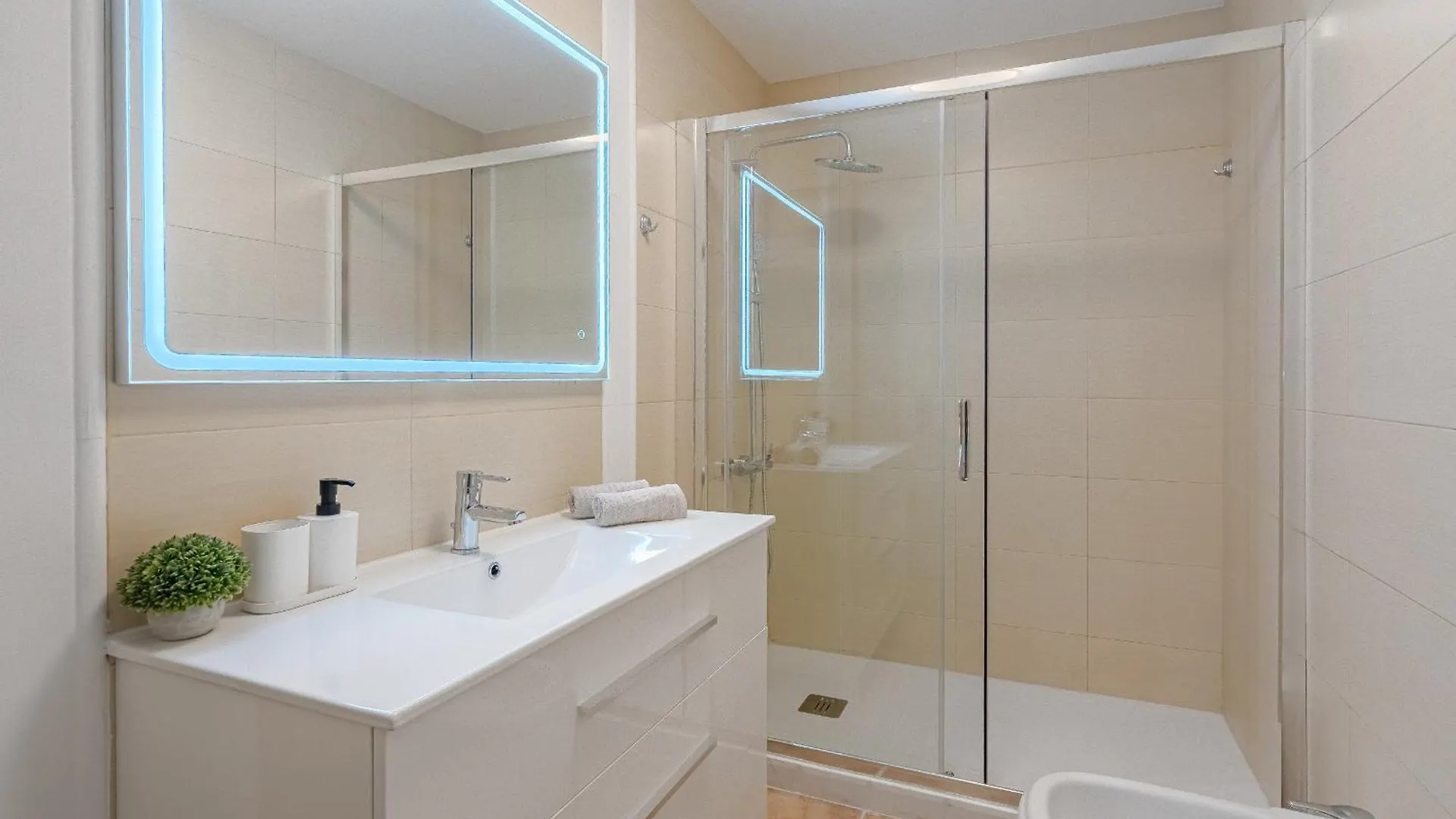 Fresh Cosy Sea View Apartment أرونا